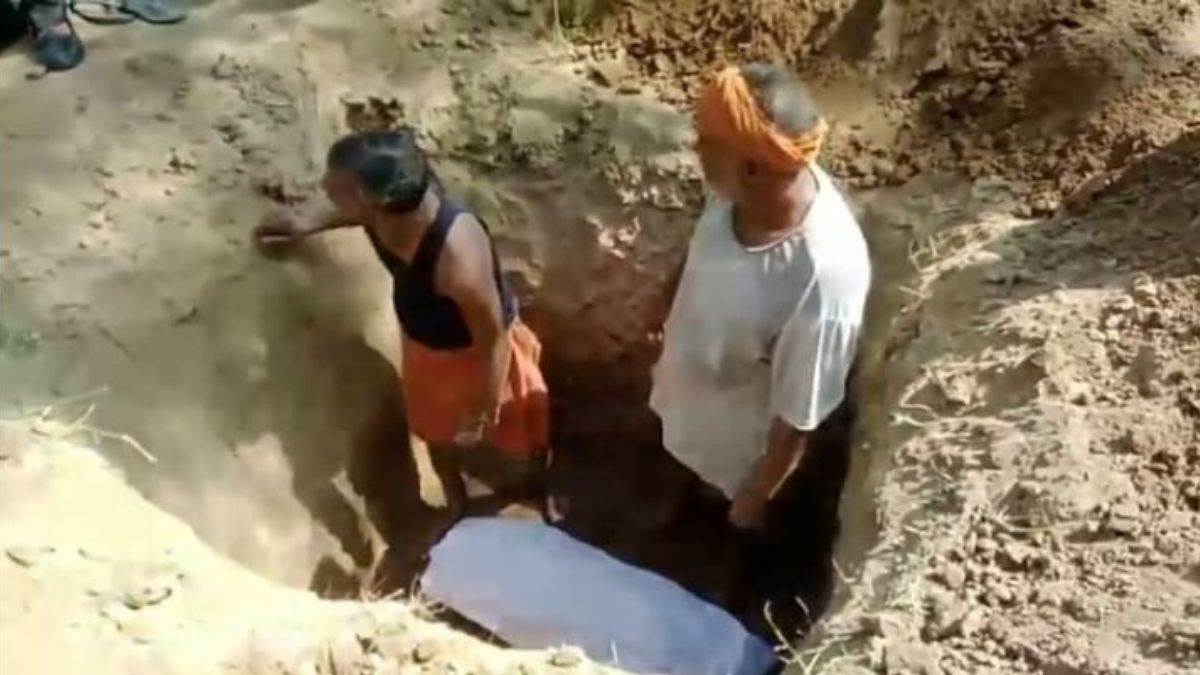 https://www.jagranimages.com/images/newimg/04102023/04_10_2023-3_girls_last_rites_23547259.jpg