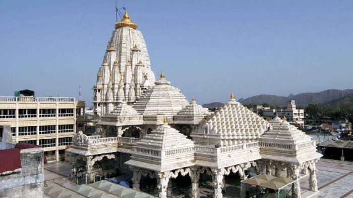 अंबामाता मंदिर में मिलावटी घी के प्रयोग पर मचा बवाल।