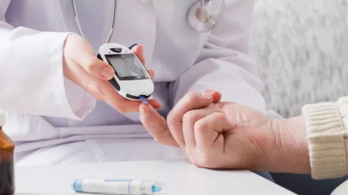 Diabetes Tips: डायबिटीज के मरीजों के लिए हानिकारक हैं ये फल