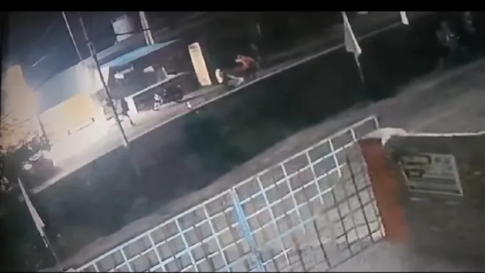 बदमाशों ने पिता-पुत्र पर तेजधार हथियारों से किया हमला, सीसीटीवी में कैद हुई घटना