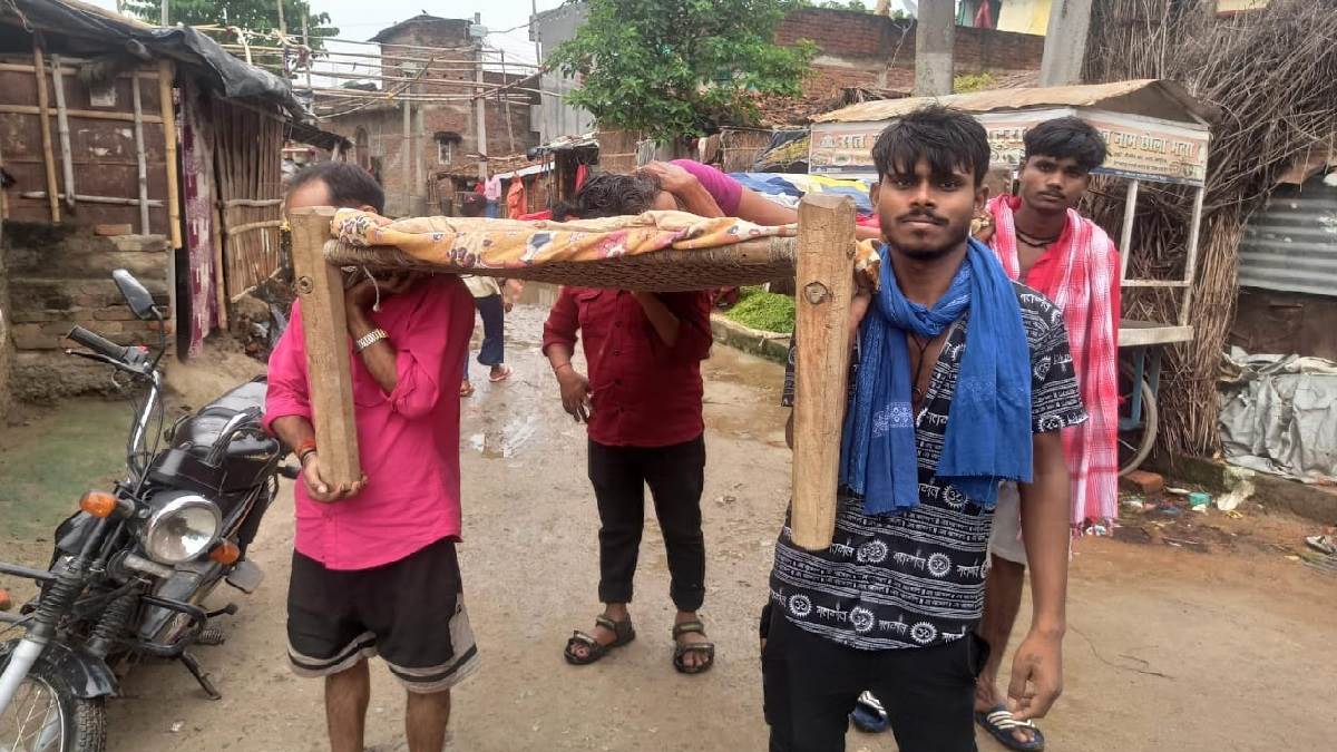 https://www.jagranimages.com/images/newimg/04102023/04_10_2023-darbhagna_ambulance_issue_23547451.jpg