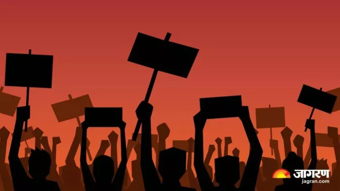 आउटसोर्स कर्मचारियों ने सरकार के खिलाफ प्रदर्शन किया। (प्रतीकात्मक तस्वीर)