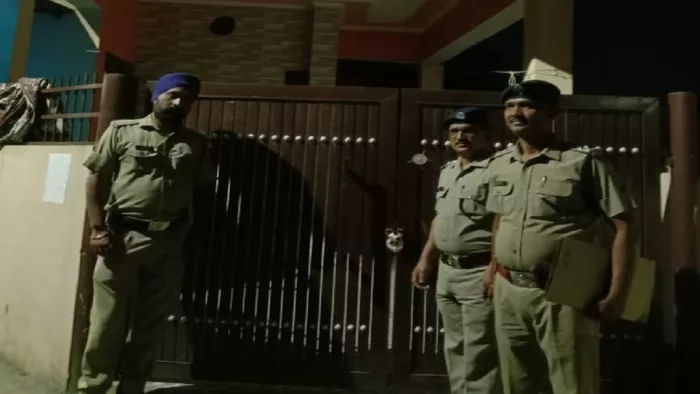 रायपुर पुलिस ने लूट व गैंगस्टर के तहत कई मुकदमों में नामजद आरोपित का मकान सील कर दिया है।