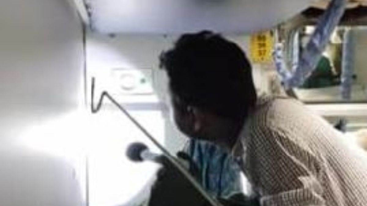 Magadh Express Snake मगध एक्सप्रेस के AC कोच में आधी रात में द‍िखा