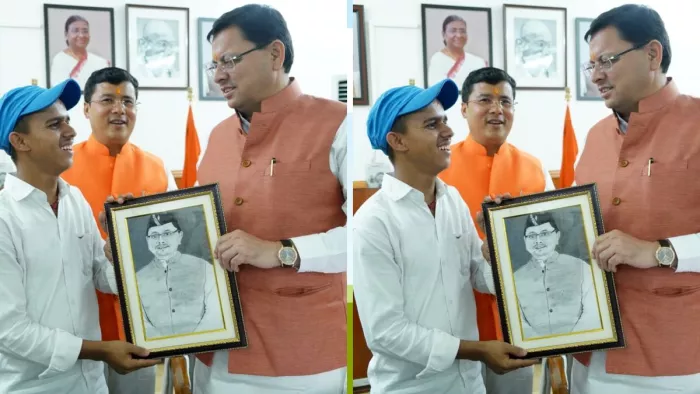 मुख्यमंत्री पुष्कर धामी को पेंटिंग प्रदान करते मुकेश राम।