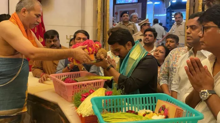 राम चरण मुंबई के सिद्धिविनायक मंदिर में गणपति बप्पा का आशीर्वाद लेने के लिए पहुंचे/ Photo- Instagram