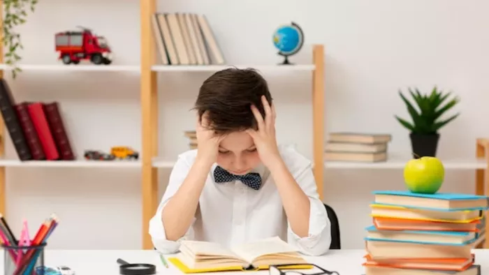 Parenting Tips: इन लक्षणों से पता करें कि पढ़ाई में कमजोर है आपका बच्चा
