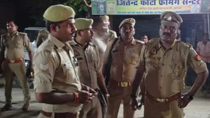 तिलोई के अहोरवा भवानी चौराहा पर तैनात पुलिस।- जागरण