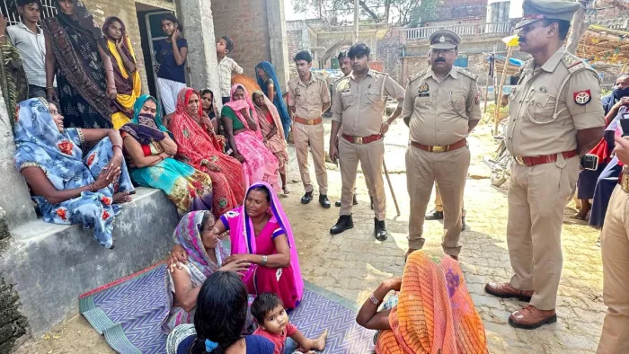 हत्या के बाद रोते-बिलखते परिजन व जांच करने पहुंची पुलिस। जागरण