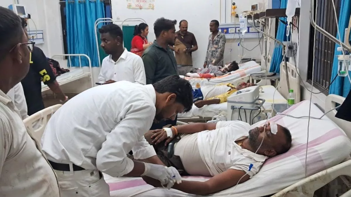 Bihar News: रोहतास में पिकअप में जोरदार टक्कर मारकर पलटी यात्री बस, एक की मौत, दो दर्जन से अधिक घायल