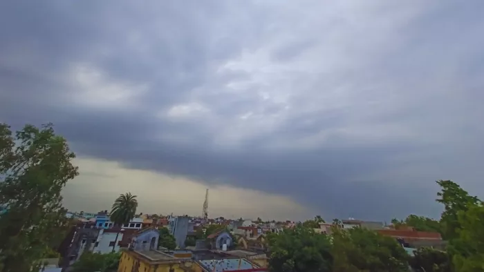 बादलों की वजह से मौसम सुहाना बना हुआ है। जागरण