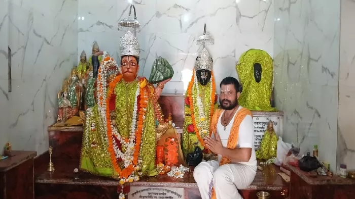 चतुर्भुजी मंदिर में विराजित प्रतिमा । जागरण