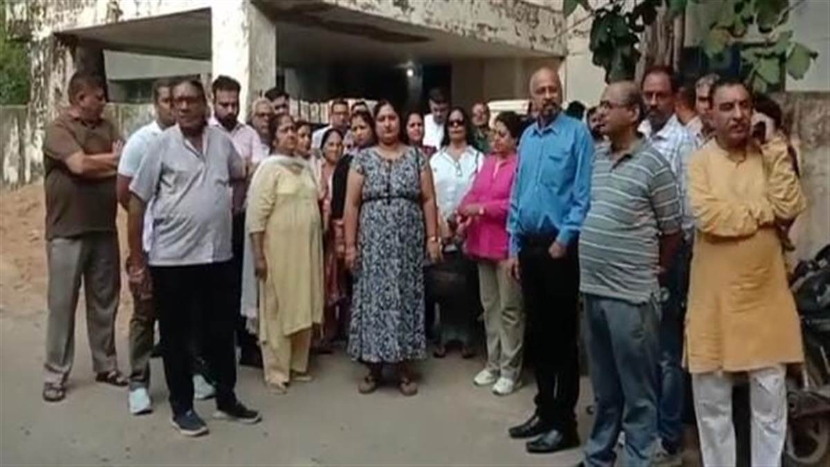 ncr faridabad news royal heritage society residents face builders negligence matter reach high court