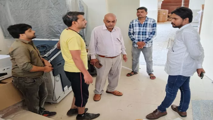 आयुष विश्वविद्यालय का भ्रमण करकेशोध कार्य को बढ़ाने के संबंध में निर्देश देते हुए कुलपति डा. के रामचंद्र रेड्डी। जागरण