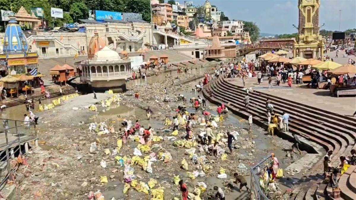ganga closer river dry at har ki pauri pilgrims disappointed