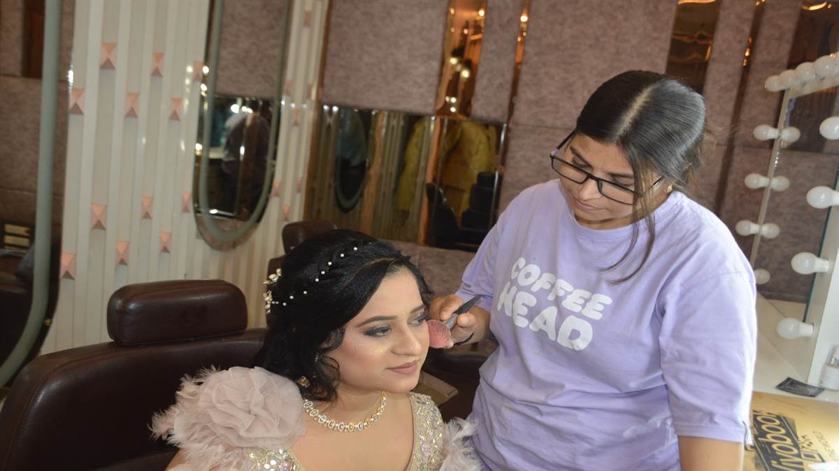 karwa chauth 2025 mehndi designs beauty bookings surge in hathras markets