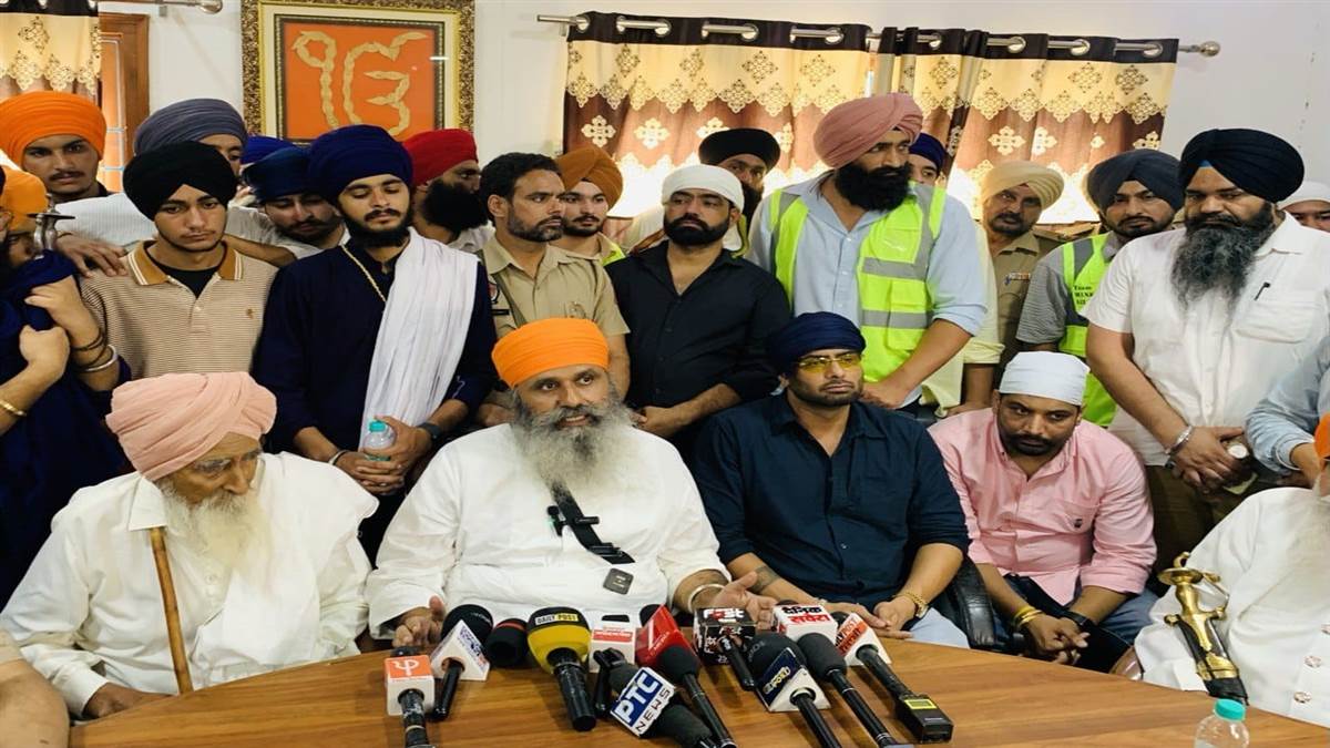 punjabi singer mankirt aulakh reached kapurthala and paid obeisance at gurudwara shri ber sahib on his birthday