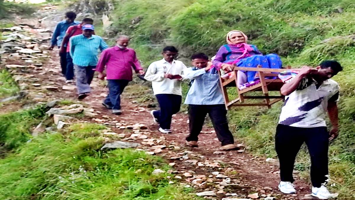 elderly woman carried 5km in doli for hospital treatment