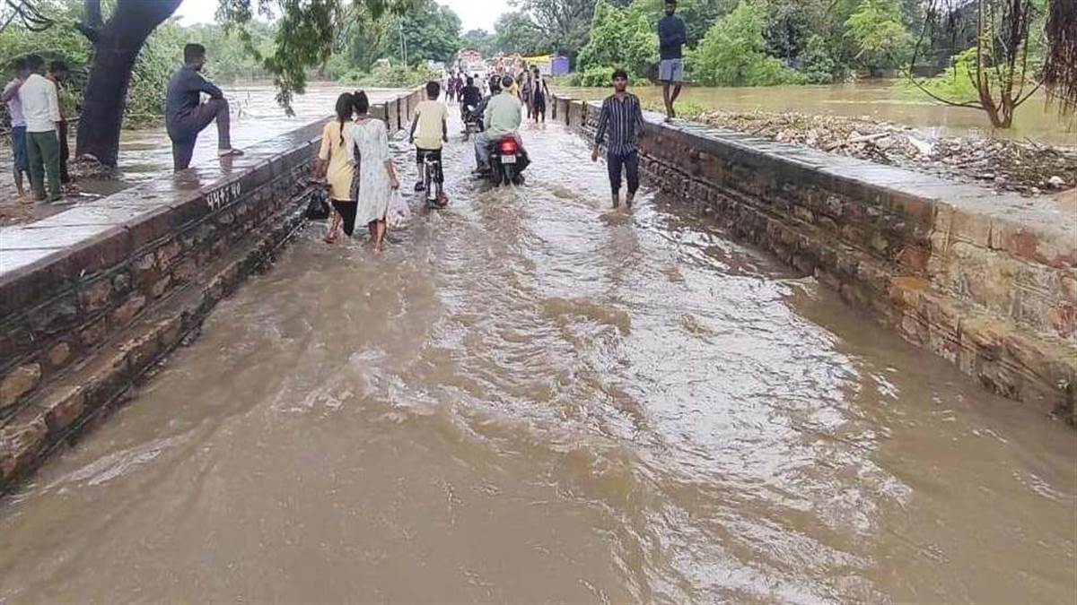 chandauli news flood alert in baburi due to dam water release route diversion implemented