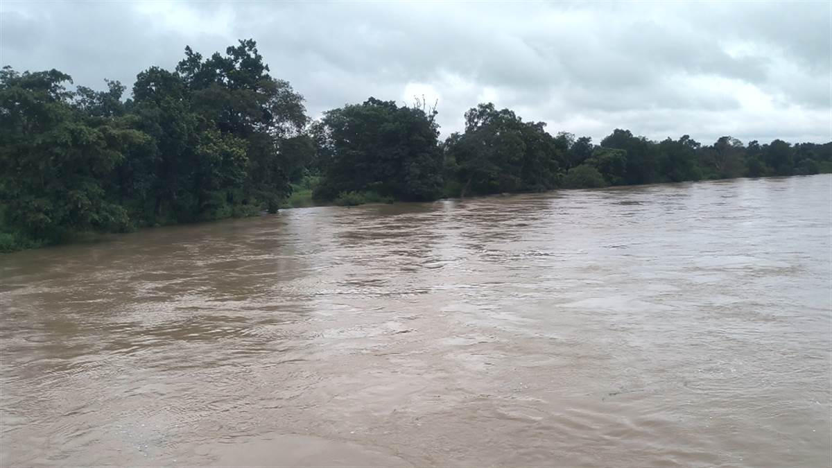chandauli news karmnasha river flooding disrupts 30 villages