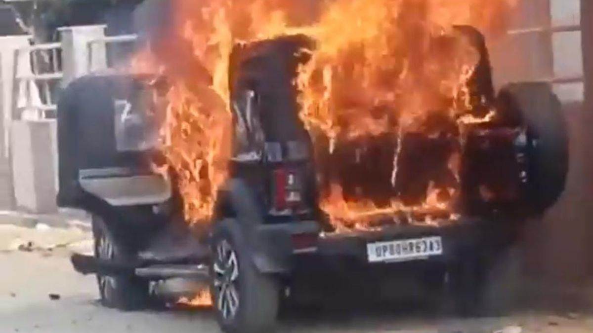 agra news mahindra thar caught fire at womens hospital