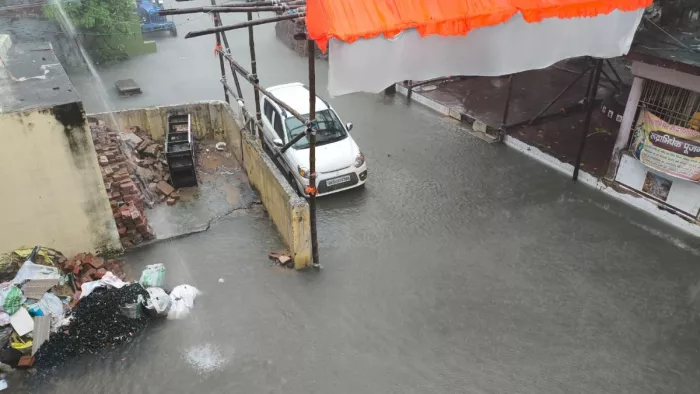 लगातार हो रही बारिश के कारण छपरा की सड़कों पर जलजमाव