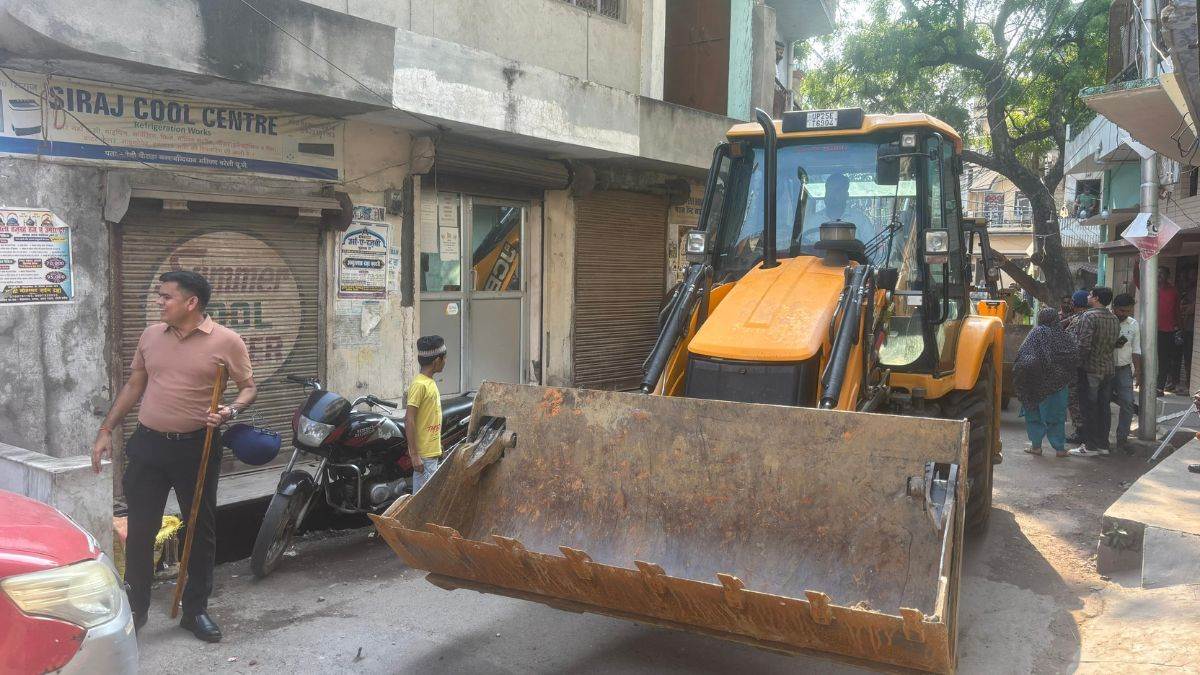 bulldozer action against maulana tauqeers associates in bareilly