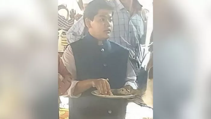 धामी से बोला बालक- सर, पांच साल तक आप ही रहेंगे मुख्यमंत्री।
