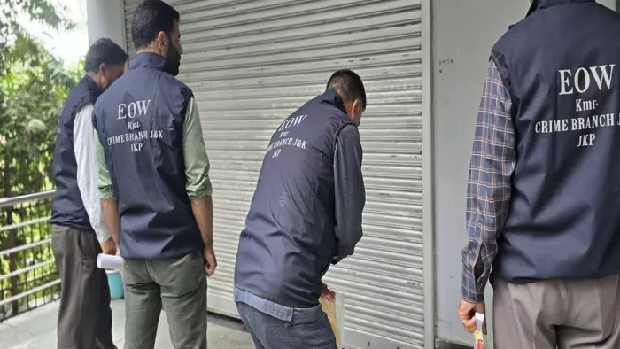 आरोपियों के खिलाफ धोखाधड़ी और जालसाजी का मामला दर्ज किया गया है।
