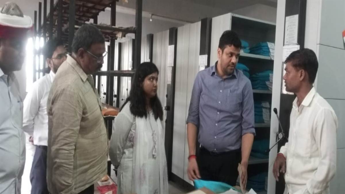 ghazipur news dm inspects tehsil addresses grievances at samadhan diwas