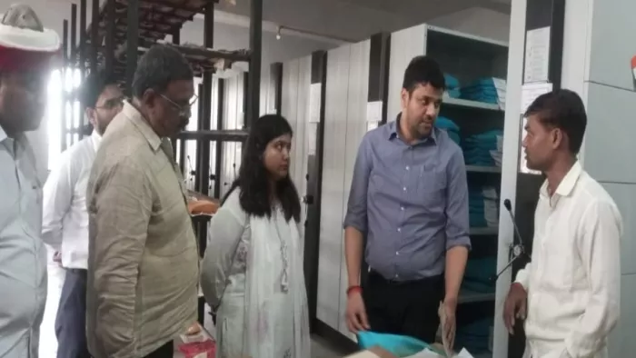 जिलाधिकारी ने तहसील के आरके बाबू का वेतन रोकने का दिया निर्देश।