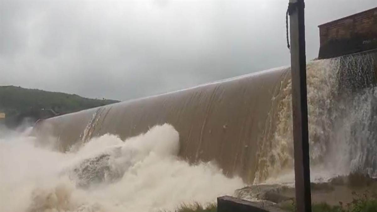 heavy rain in chakia flood alert and water overflow