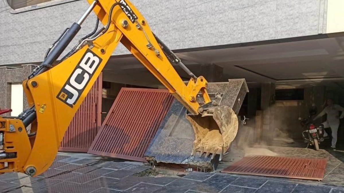ncr gda demolishes illegal construction in indirapuram