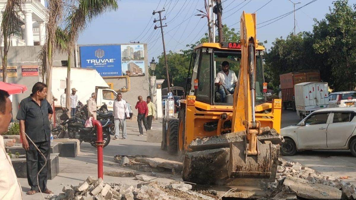 ncr bulldozer action ghaziabad news gda demolishes illegal construction in rajnagar extension