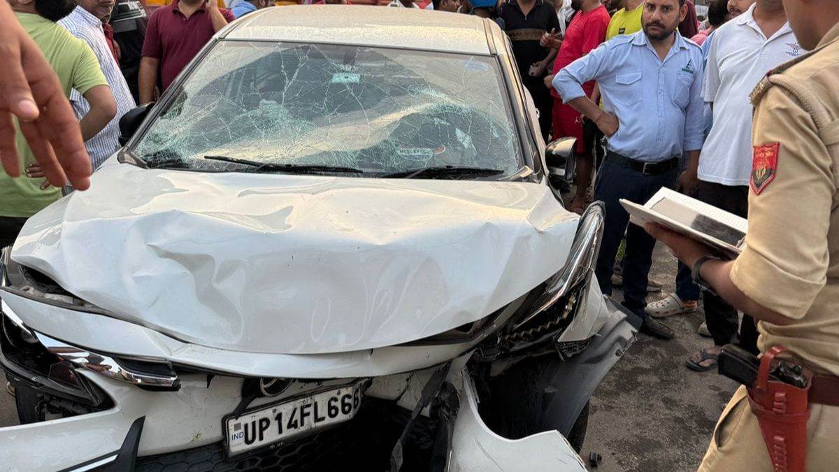 ncr ghaziabad news car accident on gt road kills two and injures two