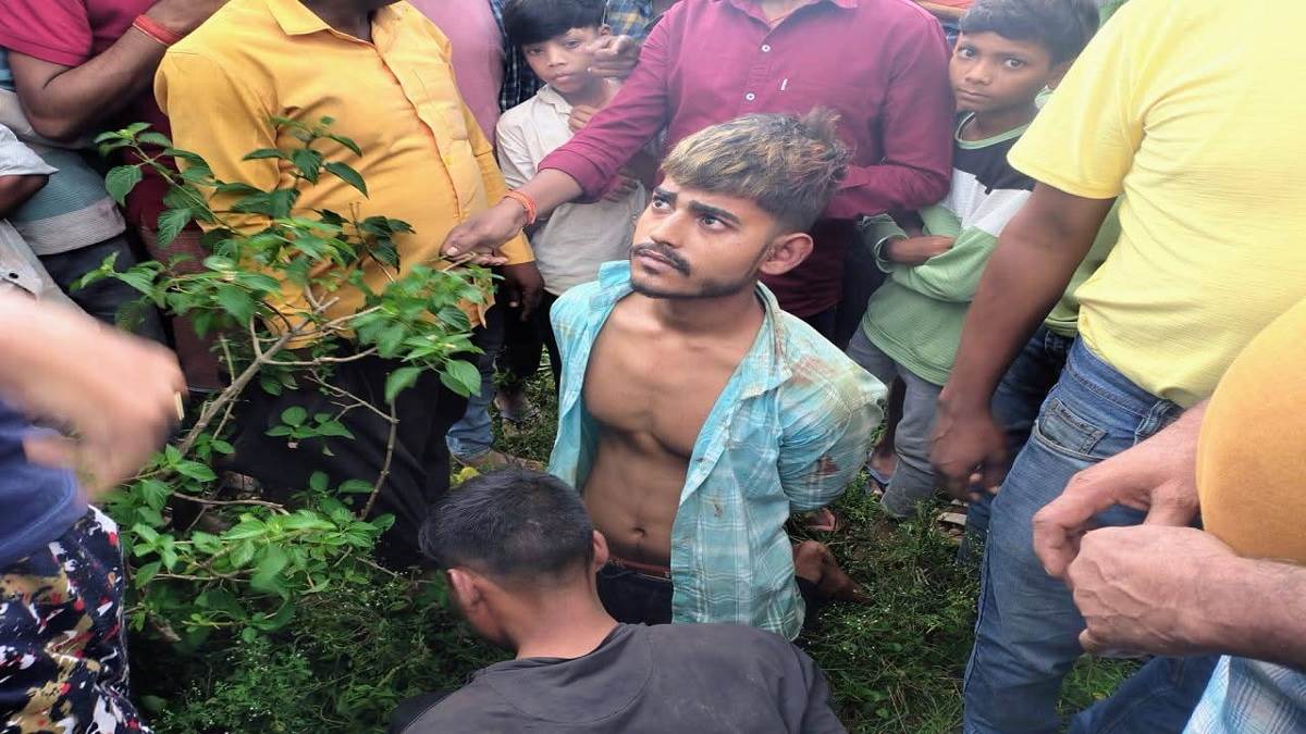 villagers tied two youths who had come to steal cattle with a rope and beat them up thieves had arrived in four wheeler
