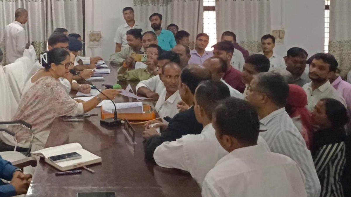 dm stern on lekhpals negligence resolving public grievances in gonda