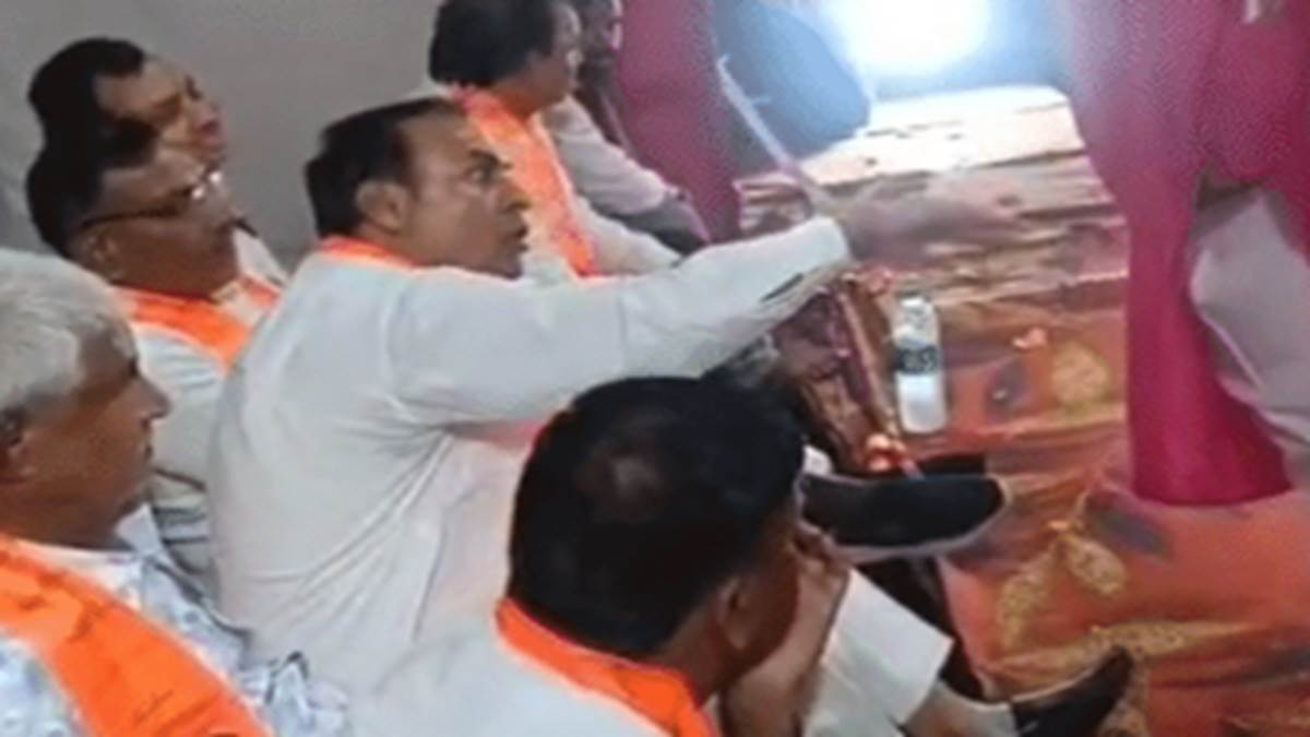 bjp mla kicks ramlila organiser in rajasthan
