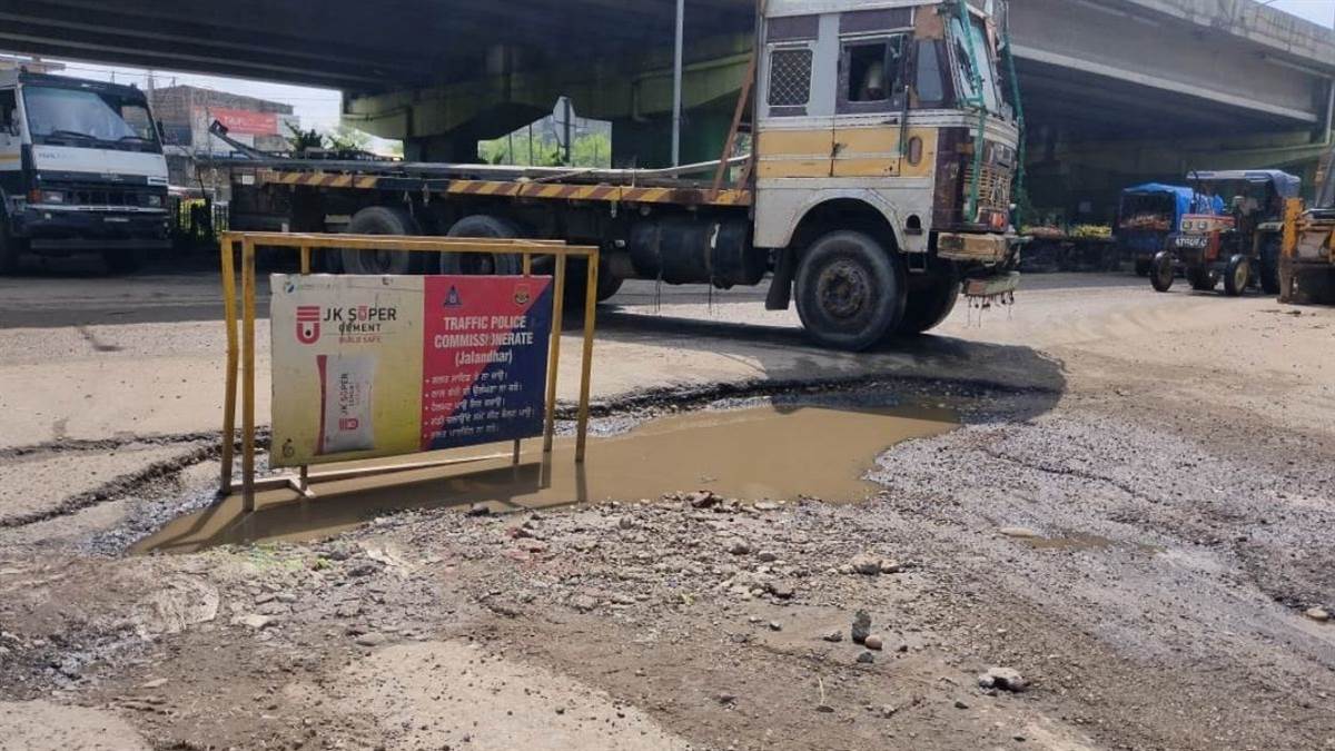 jalandhar city news sewerage leak halts highway repairs trending punjab news