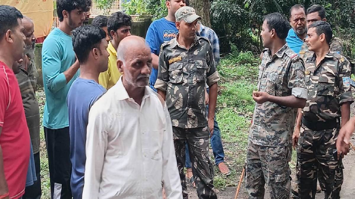 a policeman was beaten fiercely after entering jharia top anger erupted after one was taken into custody over a dispute in a love affair