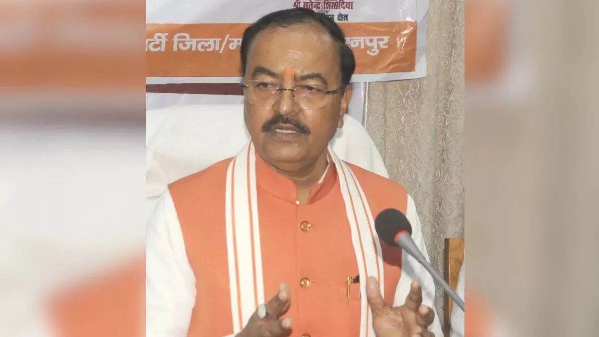 lucknow news sp leaders prevented from visiting bareilly sparks political clash