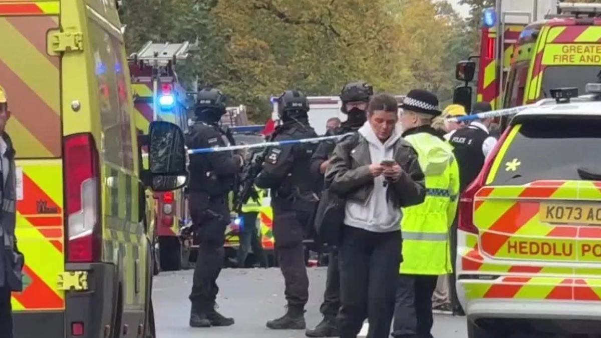 manchester synagogue attack two dead suspect killed in uk