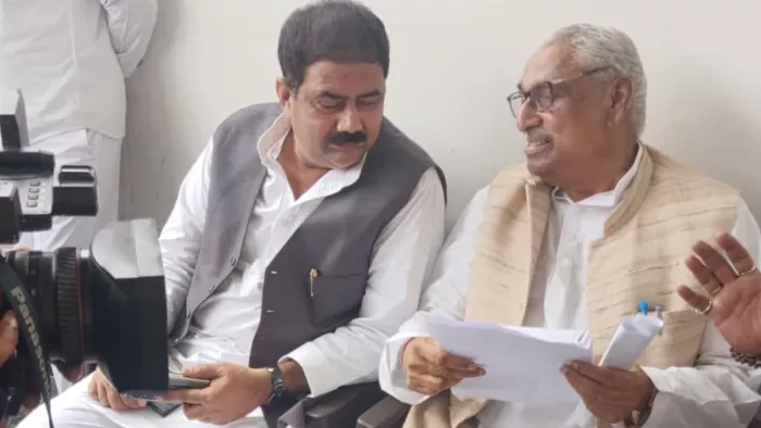 विधान सभा में नेता प्रतिपक्ष माता प्रसाद पाण्डेय लखनऊ में हाउस अरेस्ट(दाएं)