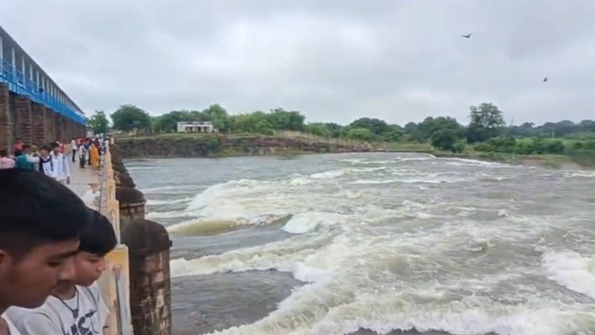 mirzapur rain fury aharoura reservoir overflows flood alert issued common man issue