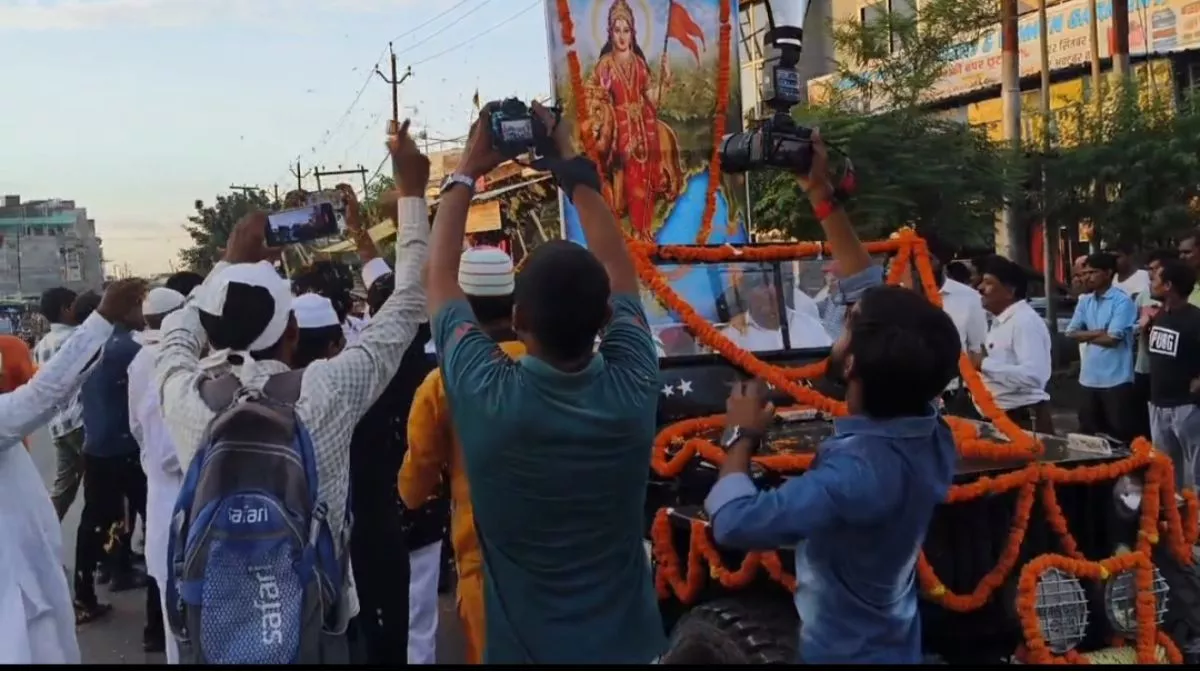 RSS March : लखीमपुर खीरी में मुस्लिमों ने आरएसएस के पथ संचलन का पुष्प वर्षा से किया स्वागत