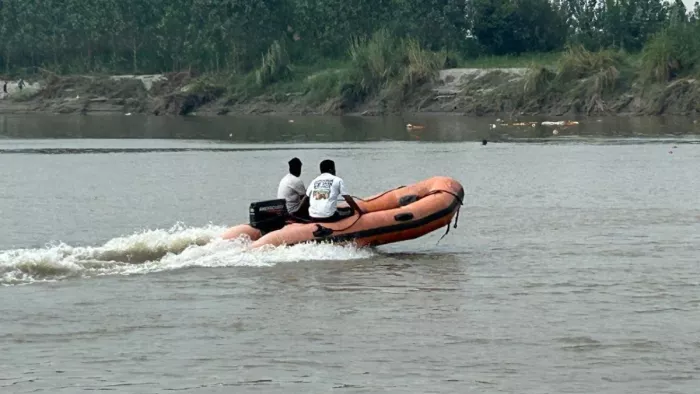 पत्नी से विवाद के बाद पिता ने चार बच्चों संग यमुना में लगाई छलांग।