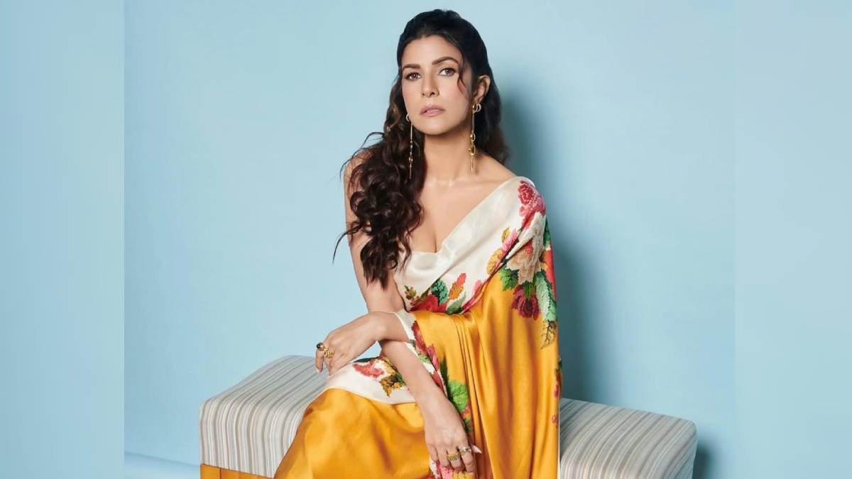 nimrat kaur arrived in kashmir for a holiday took a shikara ride in dal lake watch video