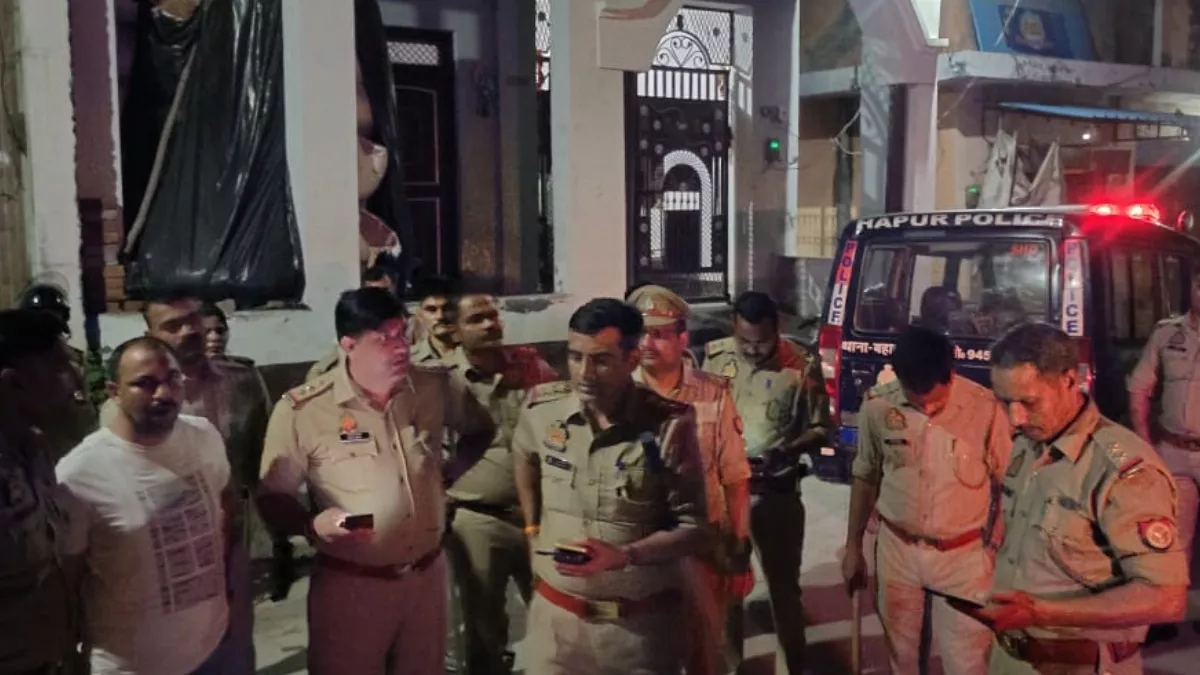 Hapur News: बहादुरगढ़ में दलितों के घर पर दूसरे संप्रदाय के युवकों ने किया हमला, जमकर पथराव