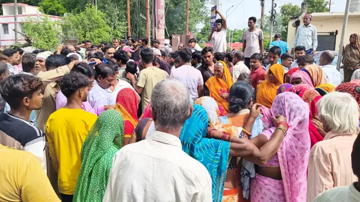 डाक्टर के इंजेक्शन लगाने के बाद बालक की मौत से आक्रोशित लोग प्रयागराज के नैनी में मार्ग जाम करते। जागरण