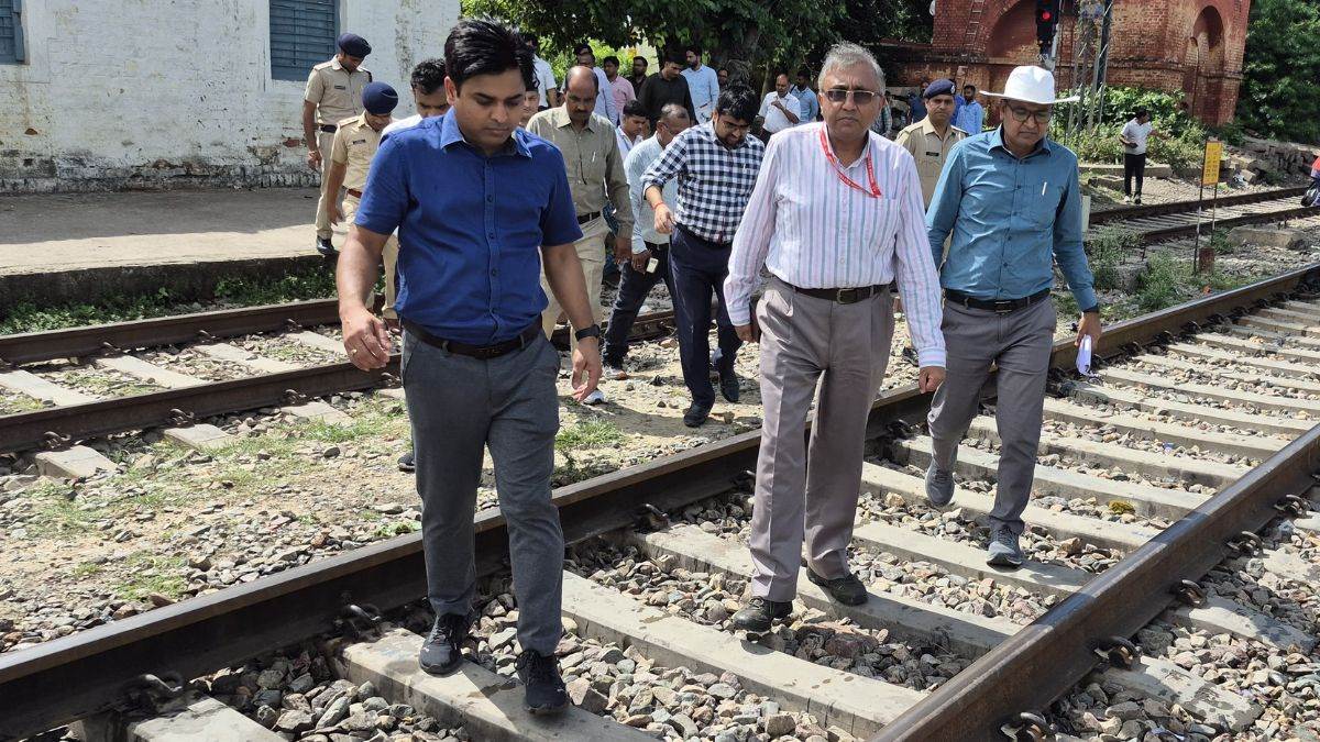 indian railways drm ner lucknow division inspected the railway track and checked safety and security